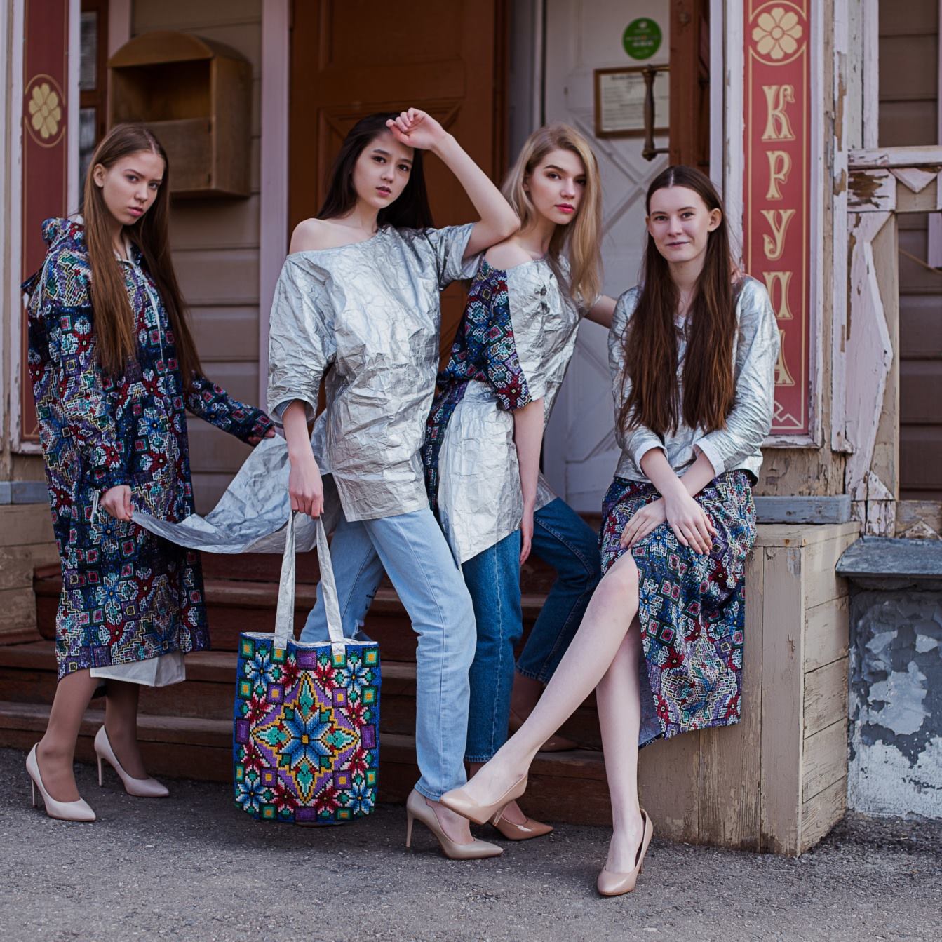 Четыре модели в серебристых изделиях из Tyvek™ и одежде с принтами