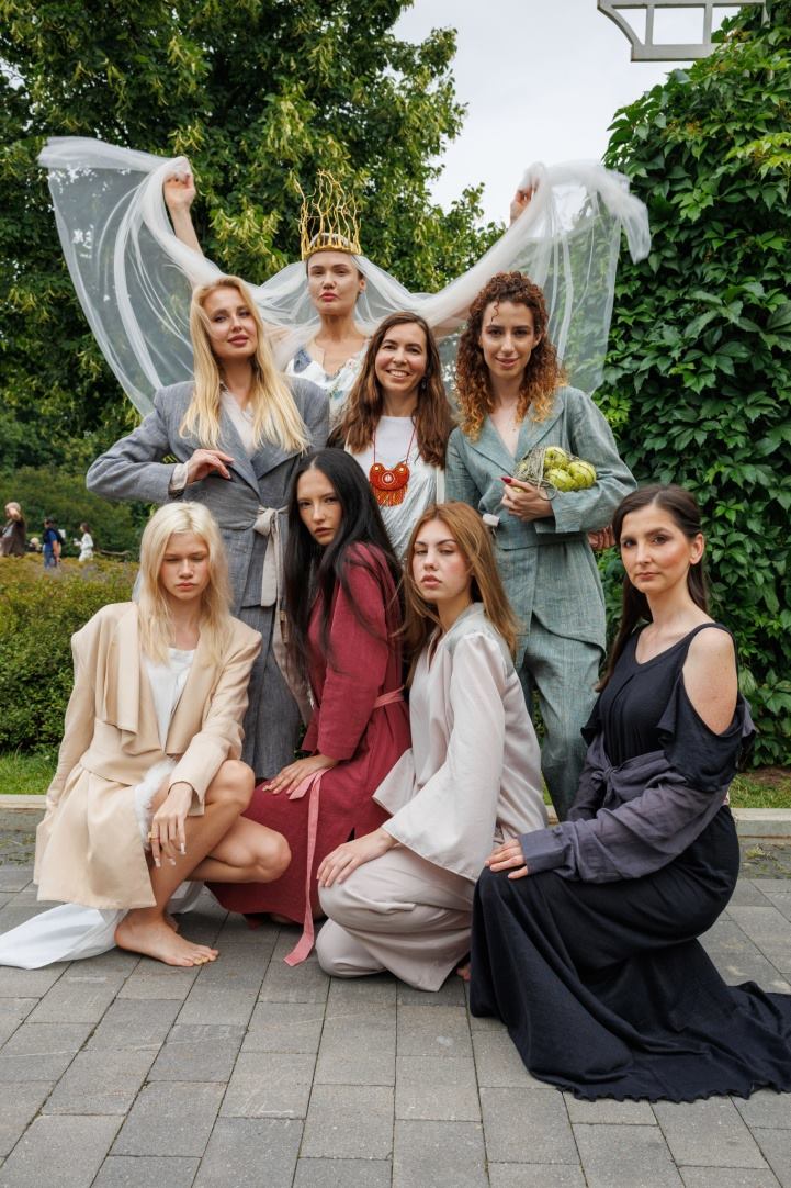 Девять моделей в льняной и шерстяной одежде Viterra Fashion